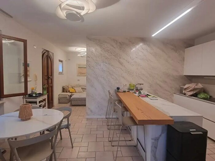 Casa con 6 locali in vendita in Massa