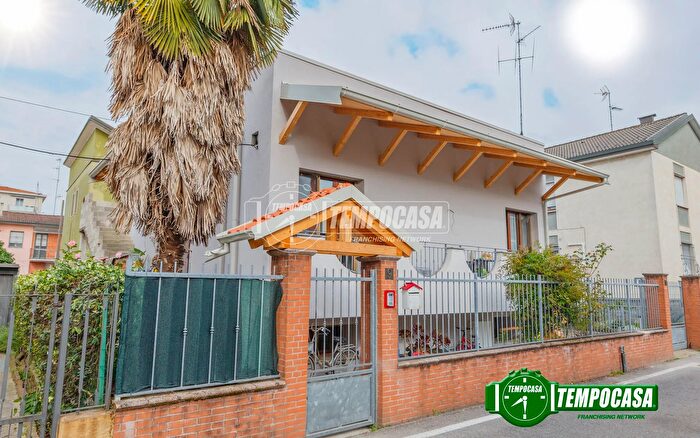 Casa quadrilocale in vendita in Via Alfredo Catalani, Locate Di Triulzi