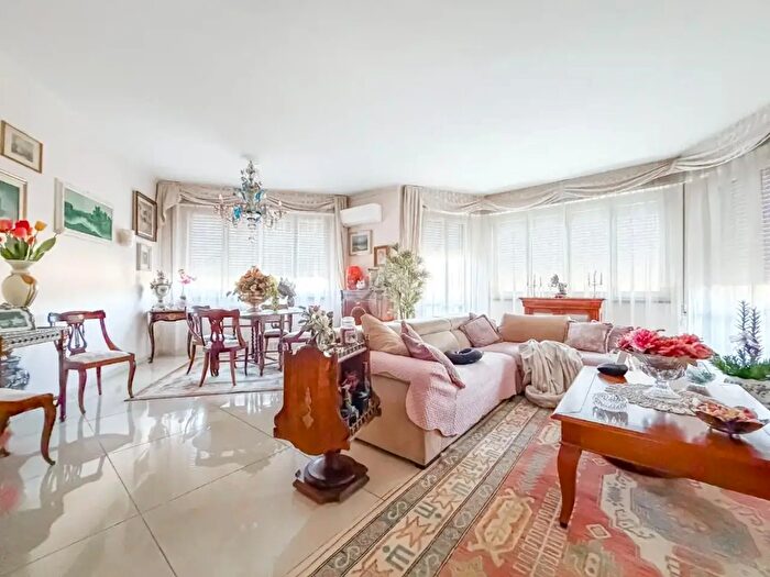 Appartamento con 5 locali in vendita in Via San Leonardo, Massa