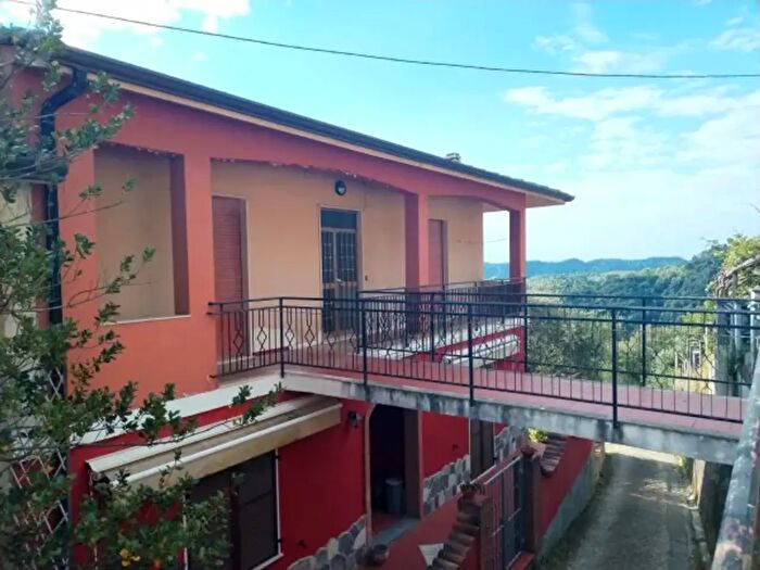 Appartamento quadrilocale in vendita in Via degli Ulivi, Follo