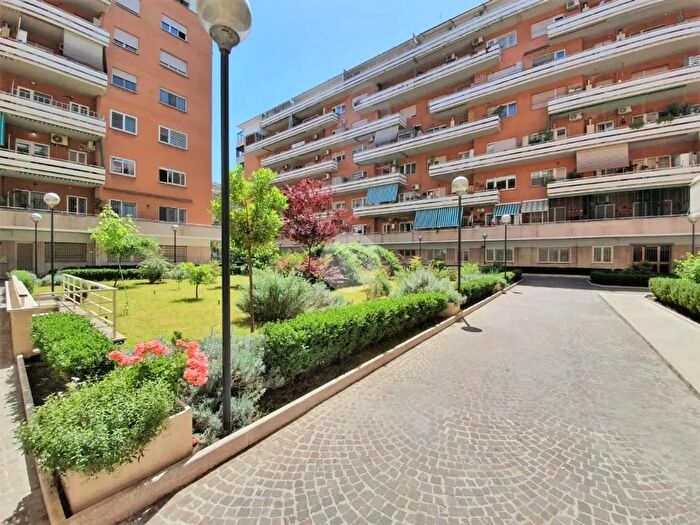 Appartamento quadrilocale in vendita in Via Val di Non, Roma