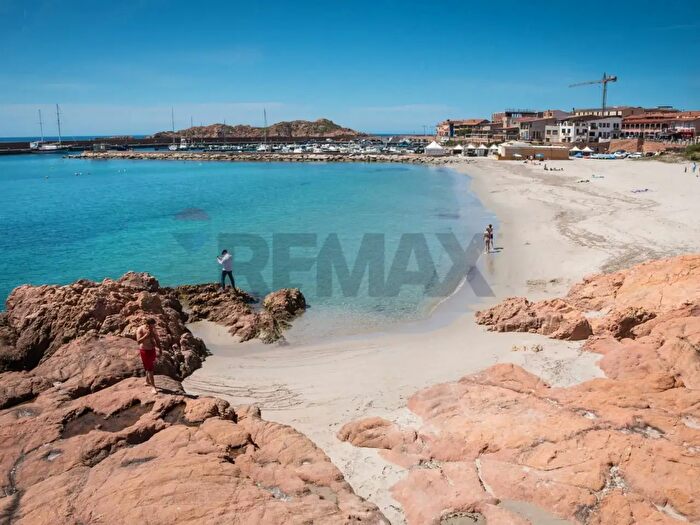 Appartamento trilocale in vendita in Via Rinaggiu, Trinità dAgultu e Vignola