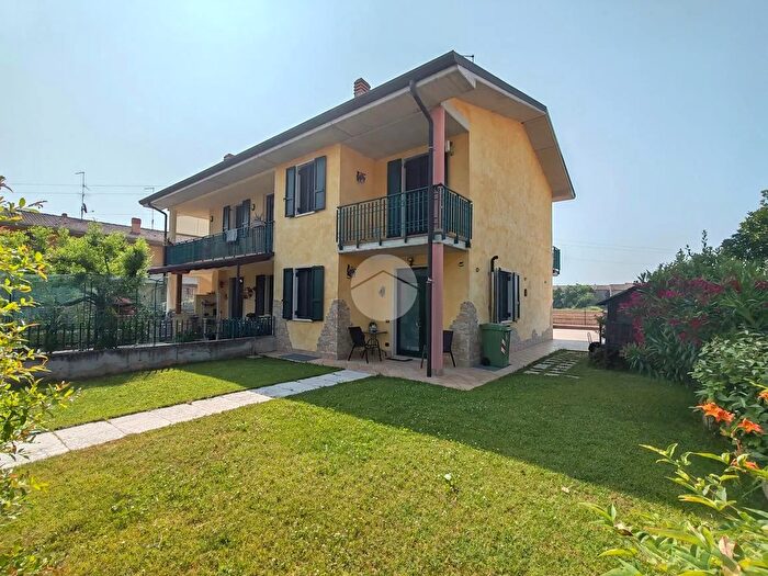 Casa quadrilocale in vendita in Piazza San Rocco, Valeggio Sul Mincio