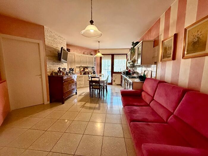 Appartamento trilocale in vendita in Via Franceso Nullo, Costa Volpino