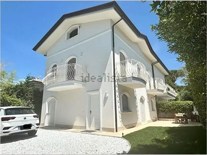 Casa trilocale in vendita in Via Ammiraglio Morin a, Forte Dei Marmi