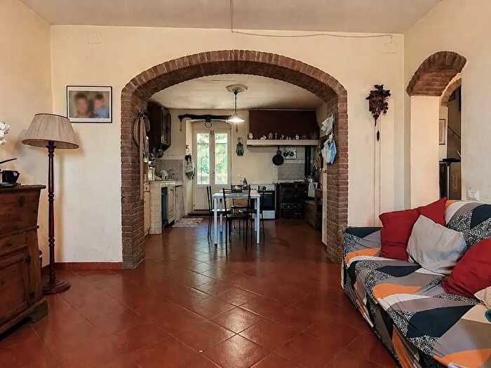 Casa con 7 locali in vendita in Pistoia