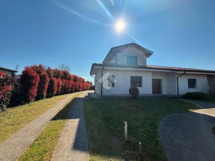 Casa con 7 locali in vendita in Via Pascoli, Pozzonovo