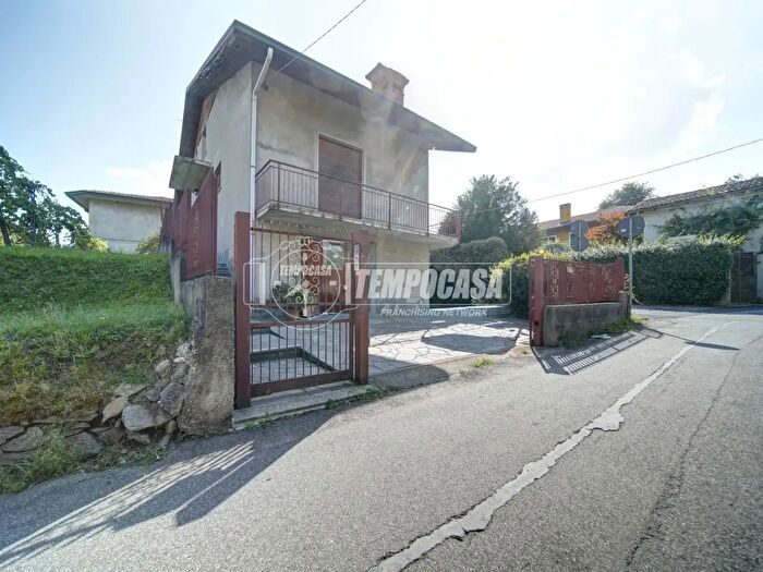 Casa con 5 locali in vendita in Via IV Novembre, Biandronno