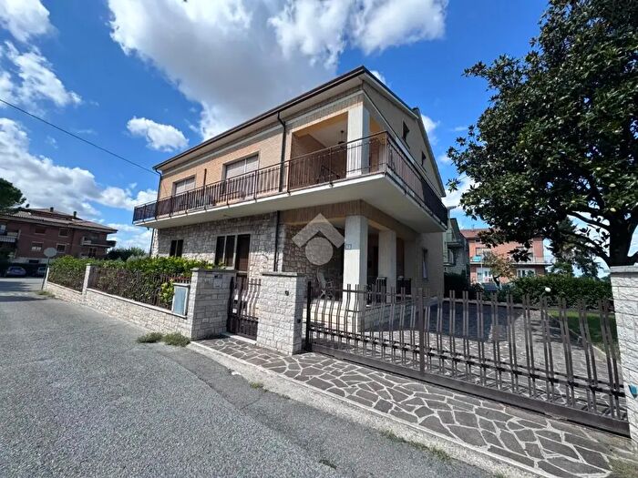 Casa con 5 locali in vendita in Viale Maratona, Assisi