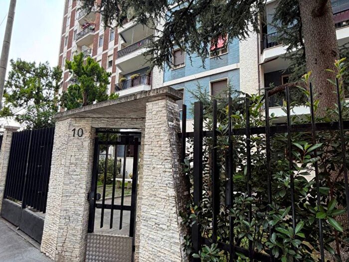 Appartamento quadrilocale in affitto in Via Albino, Primaticcio, Milano