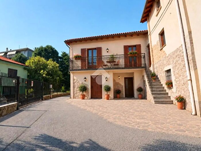 Casa bilocale in vendita in Via Aldo Moro, Cavenago Di Brianza