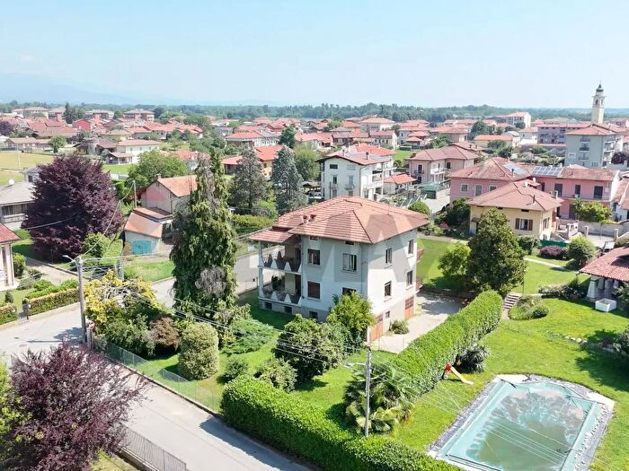 Casa con 10 locali in vendita in Via Adua, Cerrione