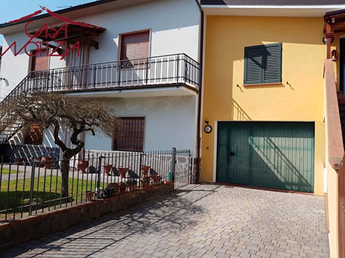 Casa con 9 locali in vendita in Via del Secco, Lucca