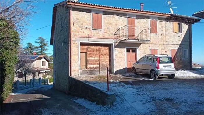 Casa con 6 locali in vendita in Via Giardini Nord, Serramazzoni