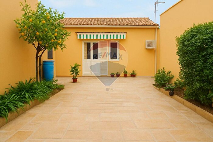 Casa con 6 locali in vendita in Via Trieste, Capoterra