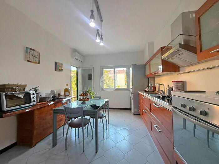 Appartamento con 5 locali in vendita in Via Francesco Petrarca, Caserta