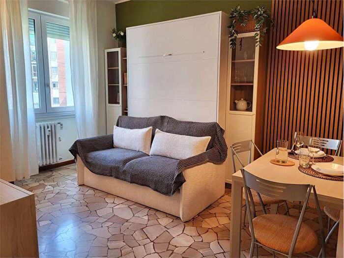 Appartamento trilocale in affitto in via Marco D' Agrate, Corvetto, Milano