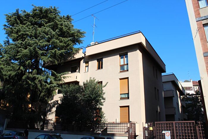 Appartamento con 5 locali in affitto in Via Monferrato, Milano