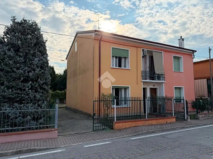 Casa quadrilocale in vendita in Via Nuova, Bergantino