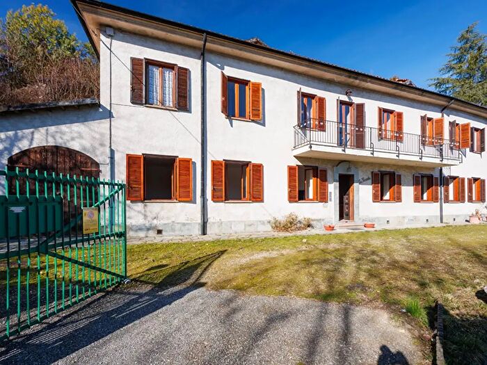 Casa con 10 locali in vendita in Strada Ponte Verde, Torino