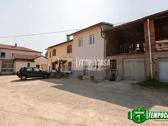 Appartamento trilocale in vendita in Via Roma, Rosate