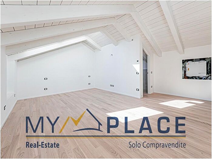 Appartamento trilocale in vendita in Via Ghislanzoni, Lecco