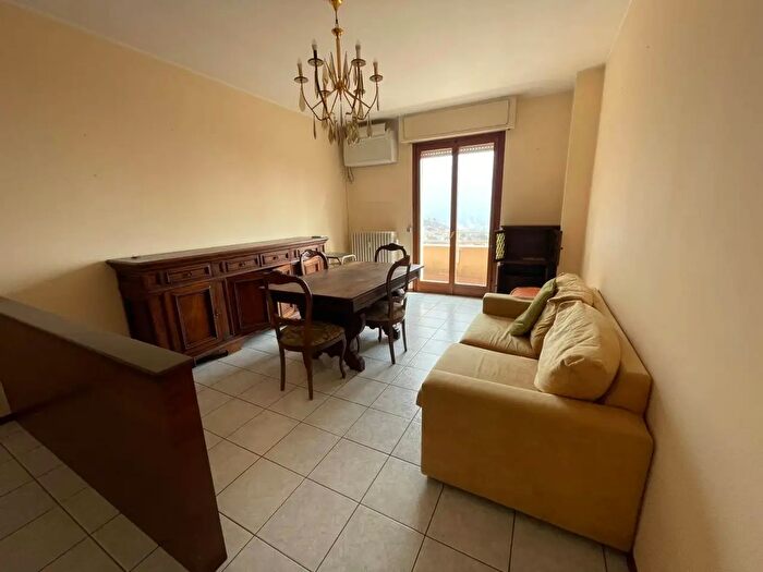 Appartamento trilocale in vendita in Via Novembre, Galbiate