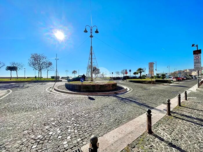 Appartamento trilocale in vendita in Corso Umberto I, Pozzuoli