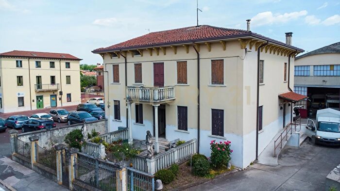 Casa con 10 locali in vendita in Viale Europa, Monteforte DAlpone