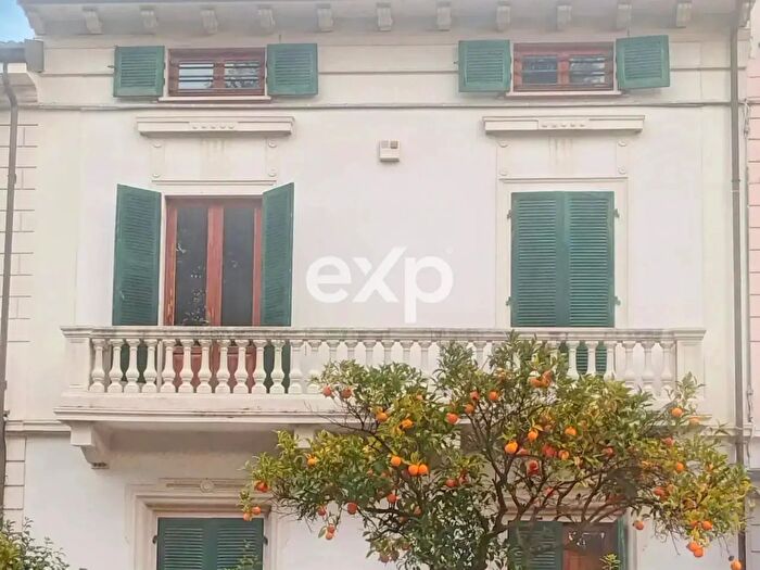 Casa con 14 locali in vendita in Viareggio