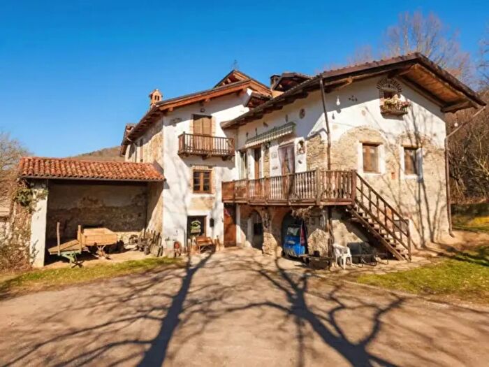 Casa con 6 locali in vendita in Bagnasco