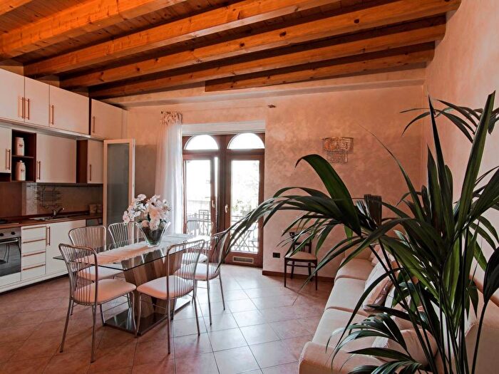 Appartamento bilocale in affitto in Via Angelo Anelli, Centro Storico, Desenzano del Garda