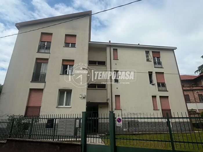 Appartamento trilocale in vendita in Via Giovanni Pascoli, Carate Brianza