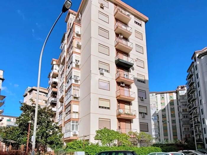 Appartamento con 5 locali in affitto in Via Calogero Nicastro, Palermo