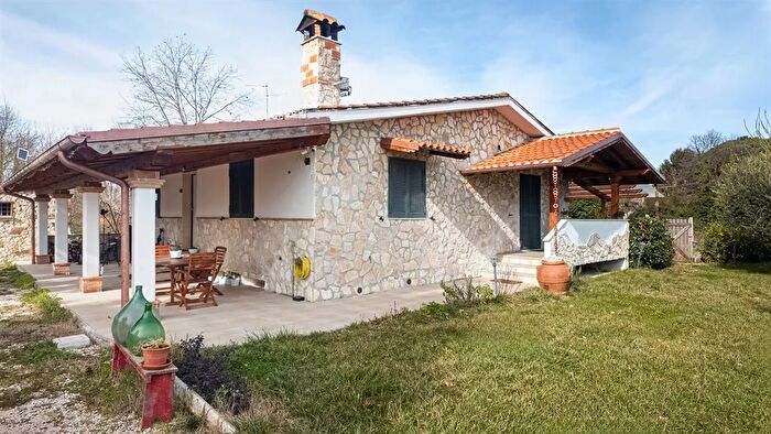 Appartamento con 8 locali in vendita in Via di Colle Pirro, Labico