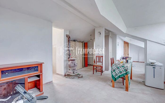 Appartamento trilocale in vendita in Via Puccini, Angera