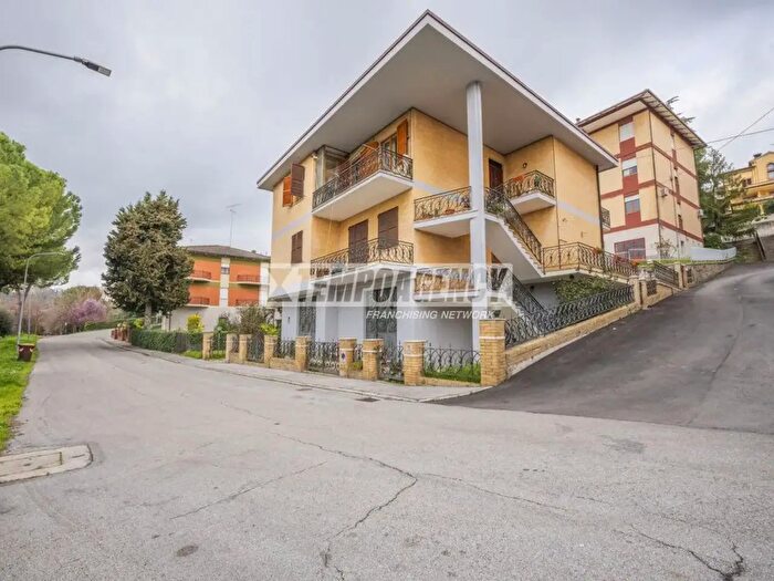 Casa con 8 locali in vendita in Viale Europa, Corridonia