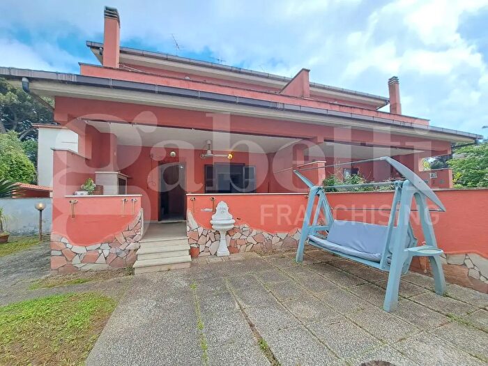 Casa trilocale in affitto in Via Priamo, Ardea