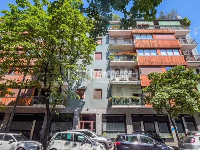 Appartamento trilocale in vendita in Via Eugenio Carpi, Milano