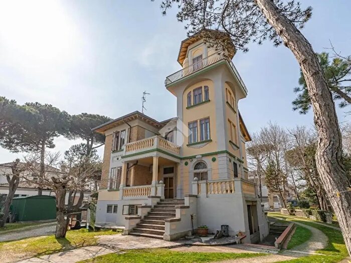 Casa con 14 locali in vendita in Viale Cristoforo Colombo, Cervia