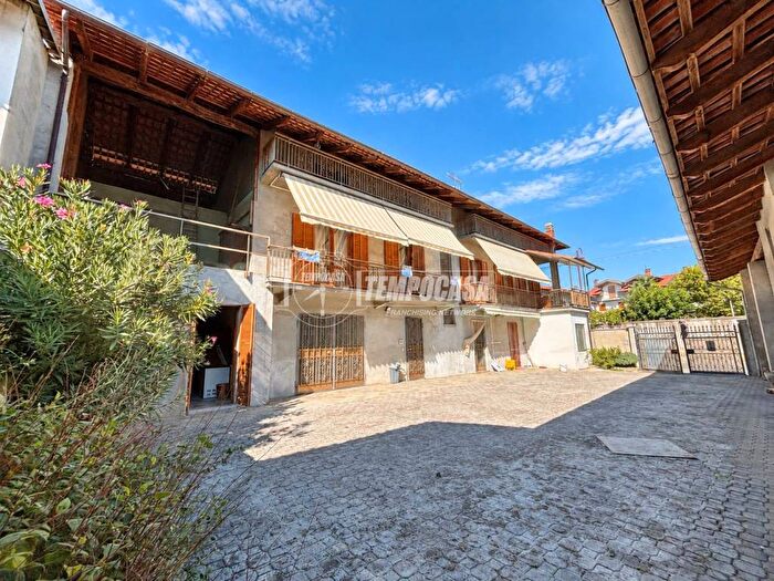 Casa con 6 locali in vendita in Piazza Colonnello C Amione, Vische
