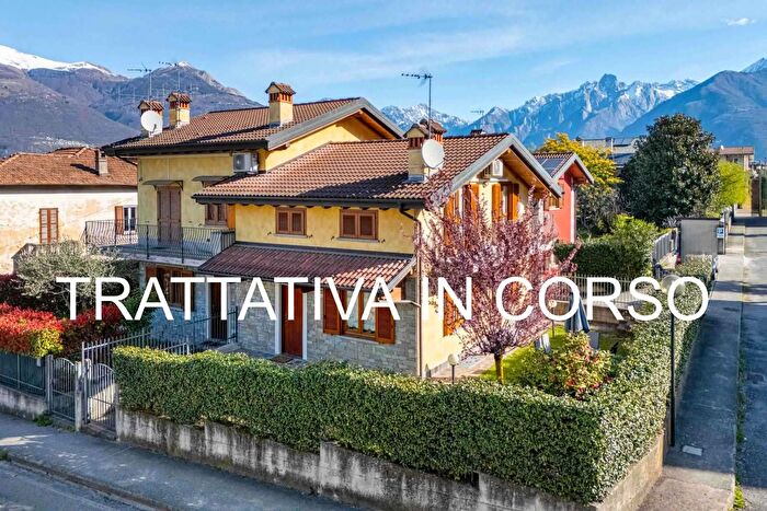 Casa quadrilocale in vendita in Via Villatico, Colico