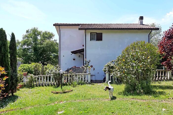 Casa con 9 locali in vendita in Licciana Nardi