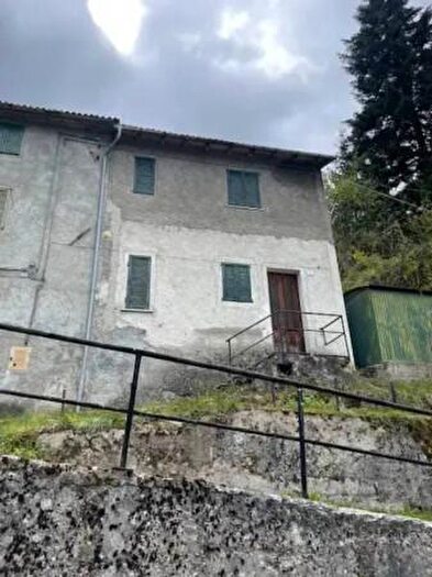 Casa trilocale in vendita in Via del Castagnolone, Ventasso