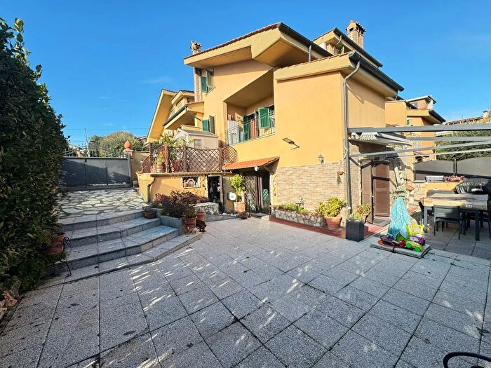 Casa con 7 locali in vendita in Via Oricola, Guidonia Montecelio