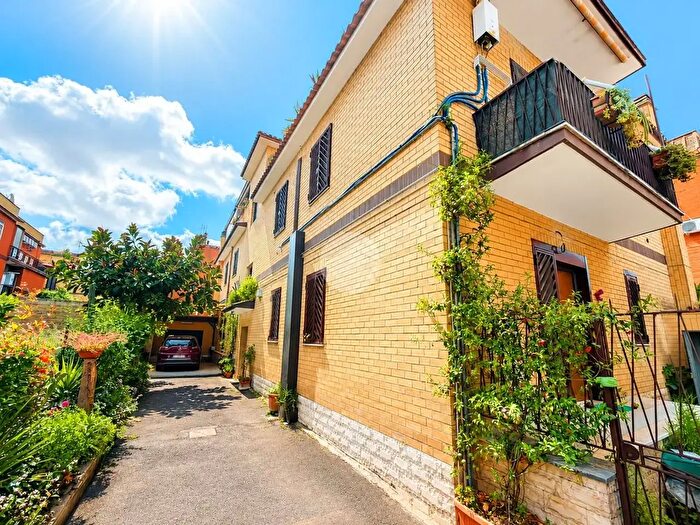 Appartamento trilocale in vendita in Via Alfredo Blasi, Roma