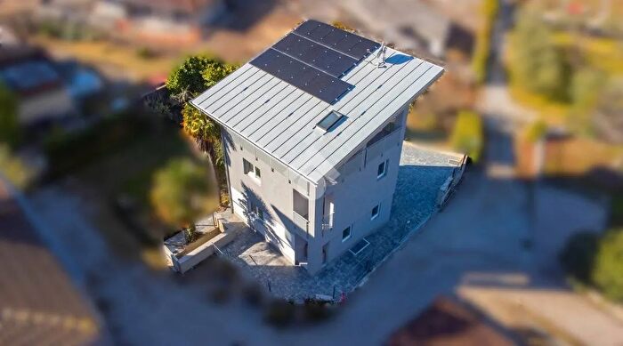 Casa quadrilocale in vendita in Via Valle dei Laghi, Dro