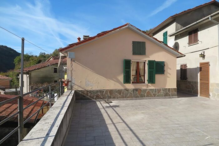 Casa bilocale in vendita in Bagnone