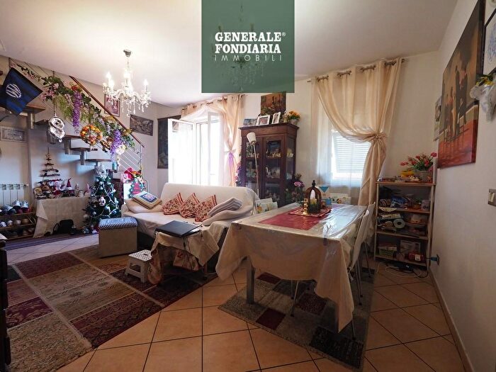 Appartamento con 6 locali in vendita in Follo