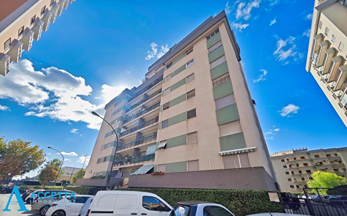 Appartamento quadrilocale in vendita in Via Veneto, Taranto